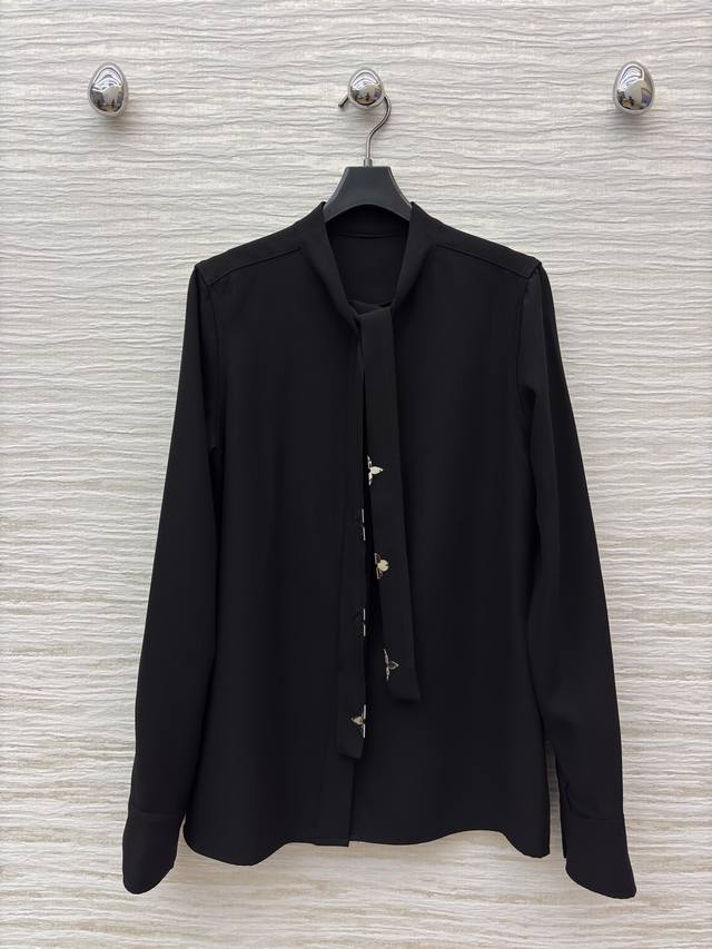 L家飘带立领衬衫 经典雅黑基调 立领飘带设计自带松弛高级感 垂坠面料衬得身形利落 全黑配色适配各种场合 随手搭出松弛又高级的日常Smlxl