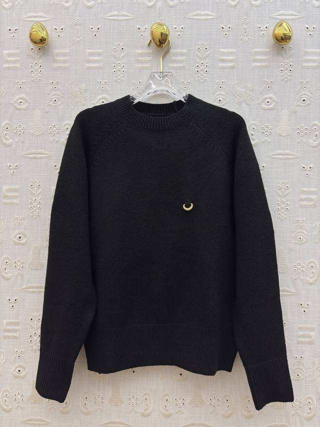 Sch 25秋冬 异形扣圆领毛衣 棕褐与雅黑演绎不同风格 胸前金色圆环细节别致吸睛 简约版型却藏着小众设计感 为秋冬穿搭注入质感与个性 是日常出街的温暖时髦之选