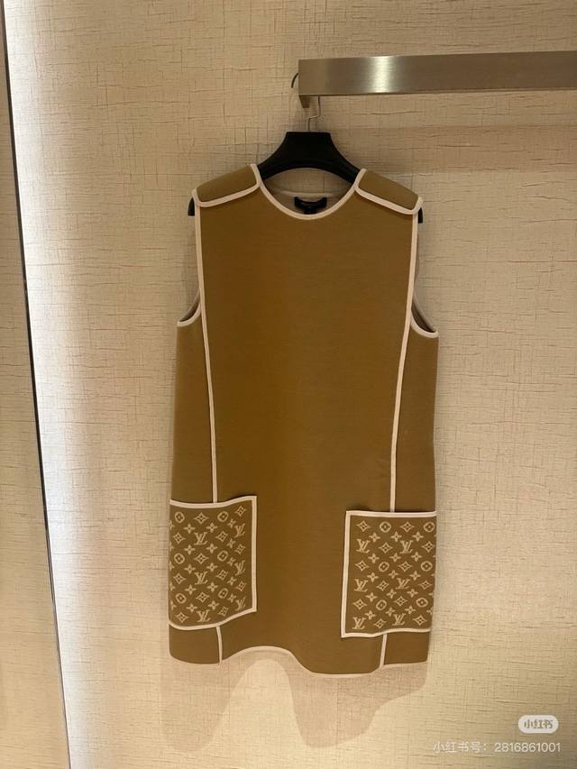 Louis*驴家Lv新款 撞色包边老花字母Logo提花双口袋拼接宽松时尚百搭无袖连衣裙，叠穿必备单品！咖色、黑色、 M码：肩宽37，胸围100，裙长85