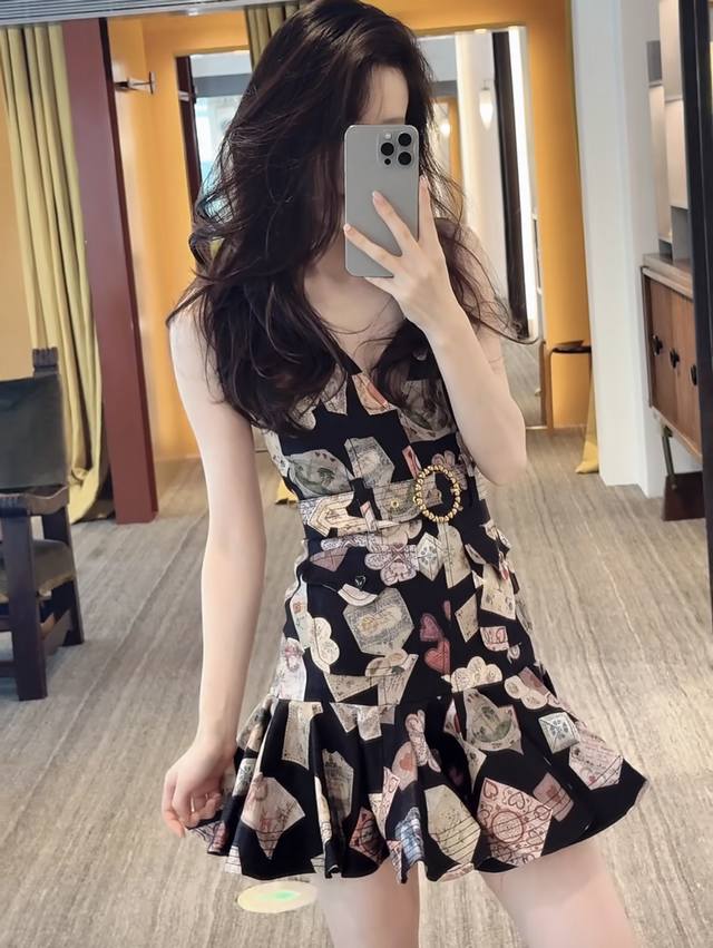 Zimmerma*N兹默曼澳洲品牌 高端定制棉麻混纺面料、明信片爱心贺卡图案印花荷叶边裙摆拼接时尚性感V领收腰显瘦无袖背心连衣裙配有腰带！黑色，1.2.3.4