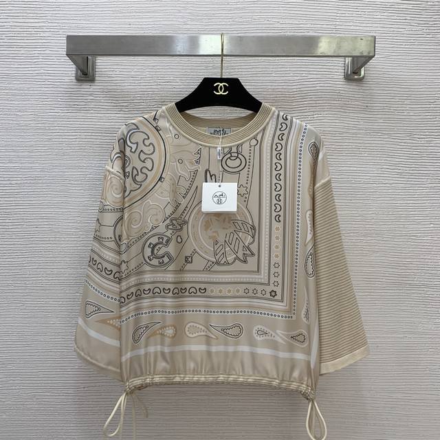 Hermè*新款 高端定制Ab面料前片19姆米100%真丝斜纹绸拼接后片羊毛混纺条纹针织面料、下摆抽绳绑带设计几何图案复古印花圆领套头针织衫上衣！杏色、藏蓝色、