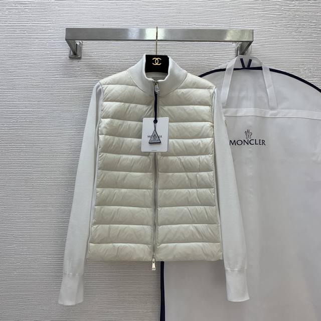 Moncler*蒙口新款上新高端定制原版字母Logo五金配件、采用国标90%白鹅绒填充物拼接针织面料小标志袖章装饰修身版显瘦立领长袖轻薄羽绒服外套 价格P不含防