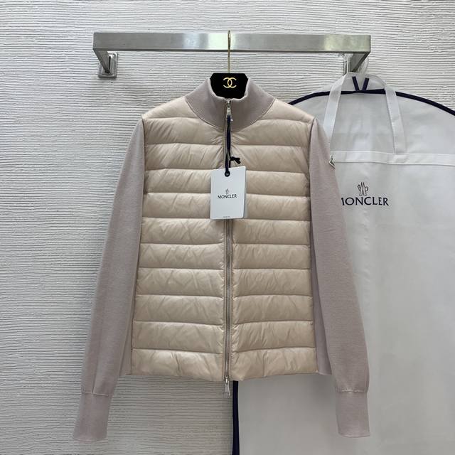 Moncler*蒙口新款上新高端定制原版字母Logo五金配件、采用国标90%白鹅绒填充物拼接针织面料小标志袖章装饰修身版显瘦立领长袖轻薄羽绒服外套 价格P不含防