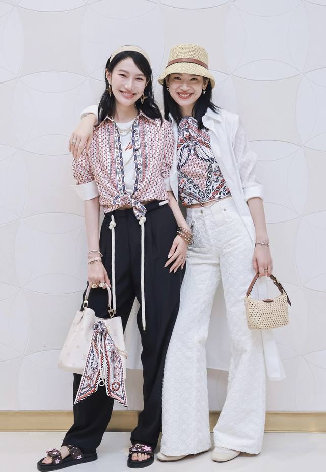 Louis*驴家Lv新品上新高版本定制老花提花面料、采用原版字母Logo做旧五金配件高腰显瘦时尚百搭阔腿牛仔裤！白色， M码：腰围72，裤长102