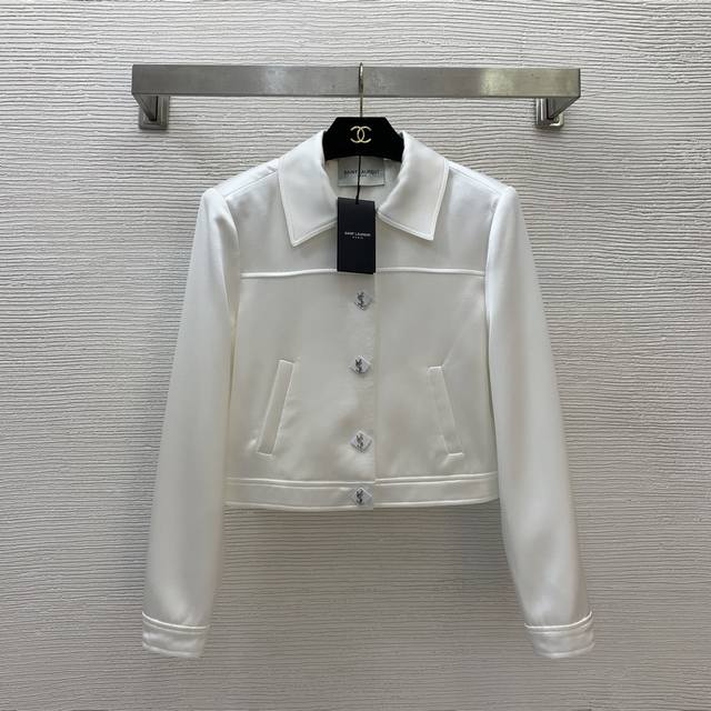 圣罗兰Ysl*新款 高端精品定制进口纹理醋酸面料手感丝滑舒适！字母Logo方块纽扣简约时尚短款翻领长袖外套！白色、黑色、 M码：肩宽40，胸围98，袖长58，衣