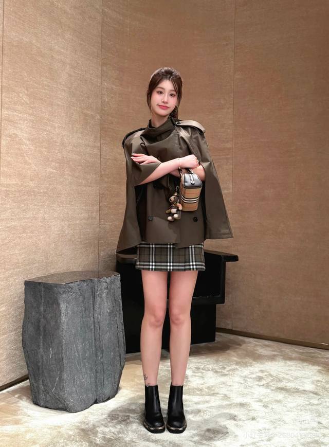 Burberr*新款 B家经典格纹内衬双排扣围挡设计宽松时尚披肩斗篷外套！卡其色、绿色、 M码：胸围宽松，侧长度70