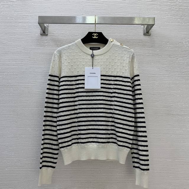 Chane*新款高端定制山羊绒混纺纱线面料、单肩系扣麻花挑空撞色条纹套头长袖针织衫上衣！黑色、米色、36-38-40 38码：肩宽39，胸围90，袖长62，衣长