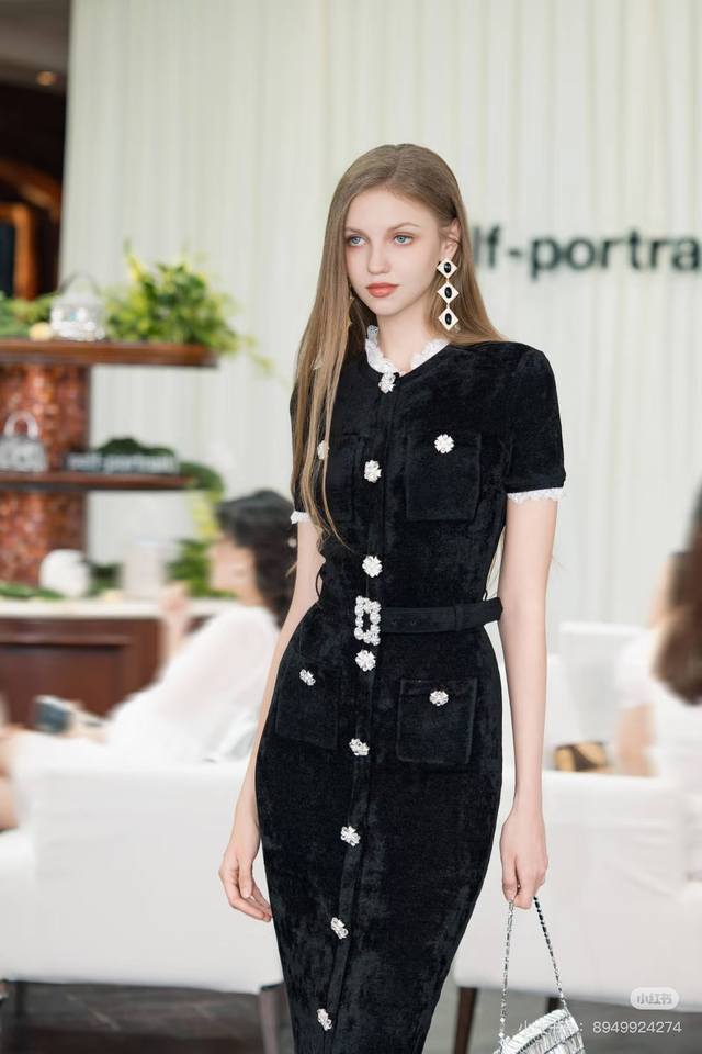 Self-Portrai*新款Sp家高版本1:1定制绒面雪呢尔针织面料、整体轮廓版型显瘦超级赞！气质高雅重工镶钻纽扣蕾丝花边拼接修身显瘦长款针织短袖连衣裙配有水