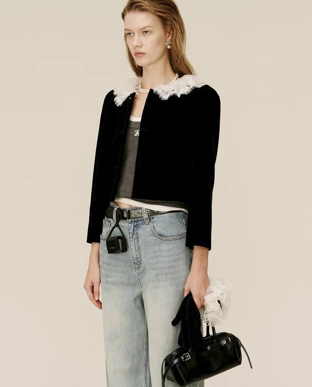 Miumi*缪家新款独家精品定制、千金大小姐减龄俏皮高级感闪耀亮片蕾丝花边领子双口袋短款长袖丝绒外套、蕾丝领可拆卸！黑色， S码：胸围90，袖长58，衣长47