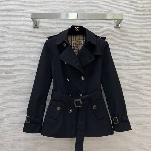 Burberr*新款 B家定制经典格纹里布原版字母Logo纽扣双排扣束腰短款修身显瘦风衣外套！卡其色、黑色、 L码：肩宽37，胸围94，袖长56，衣长66