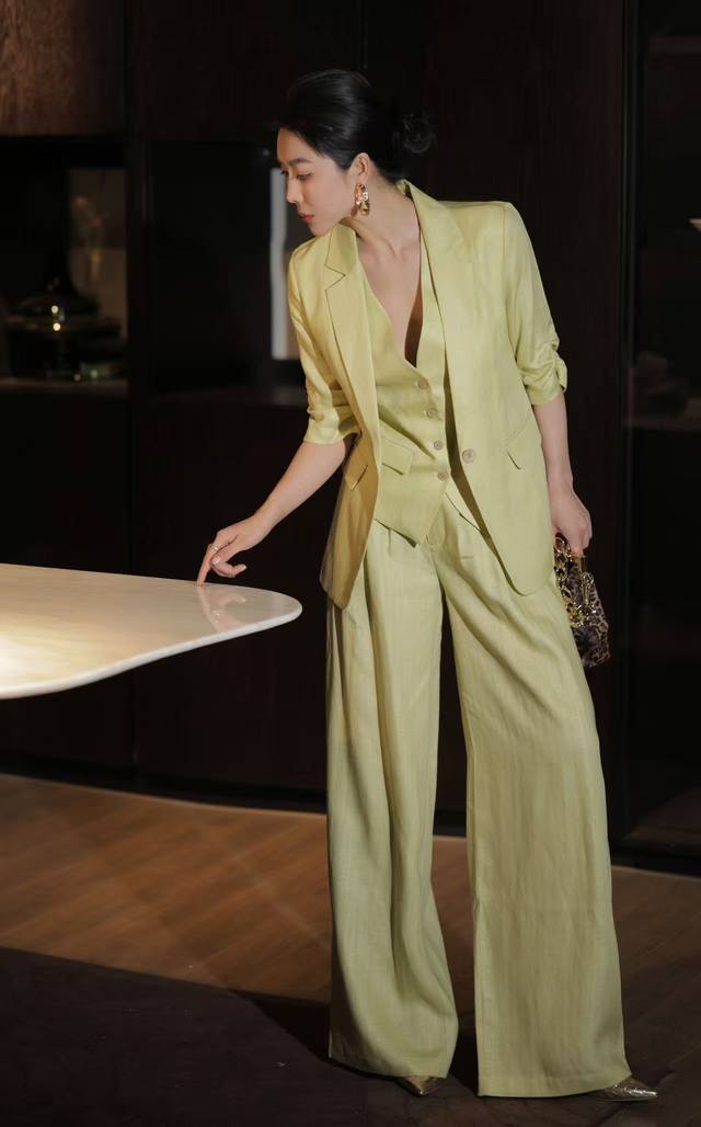 Dio*夏季新款高端定制薄亚麻面料！气质通勤时尚三件套装！修身显瘦一粒扣捏褶半袖西装外套修身显瘦单排扣V领马甲上衣后背松压褶阔腿西裤长裤！清新绿， ， 马甲S码