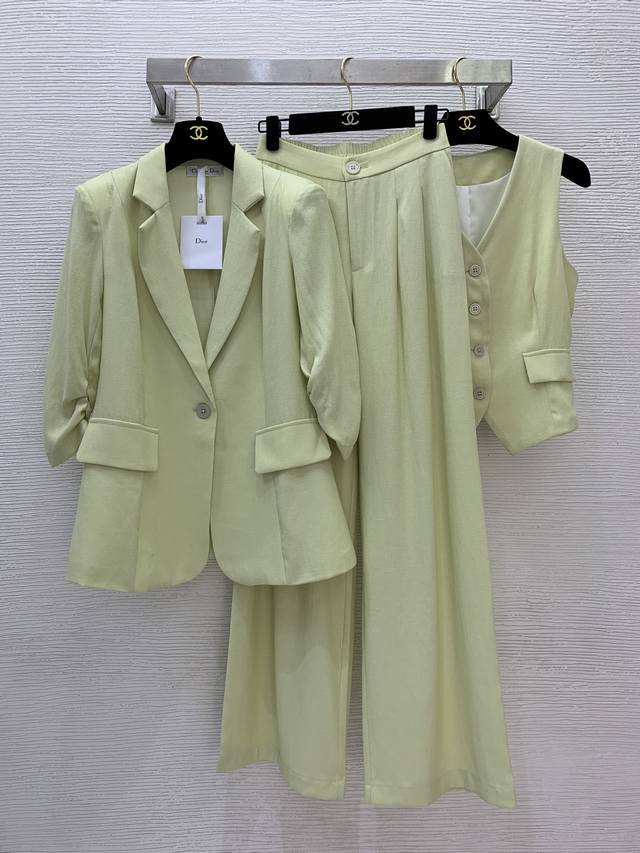 Dio*夏季新款高端定制薄亚麻面料！气质通勤时尚三件套装！修身显瘦一粒扣捏褶半袖西装外套修身显瘦单排扣V领马甲上衣后背松压褶阔腿西裤长裤！清新绿， ， 马甲S码