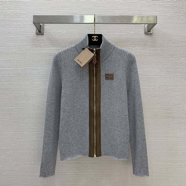 Miumi*缪家新款 撞色鹿皮绒拼接拉链门襟字母Logo徽标装饰修身显瘦竖条纹长袖针织开衫上衣！灰色、藏蓝色、36.38.40 38码：胸围80，袖长55，衣长