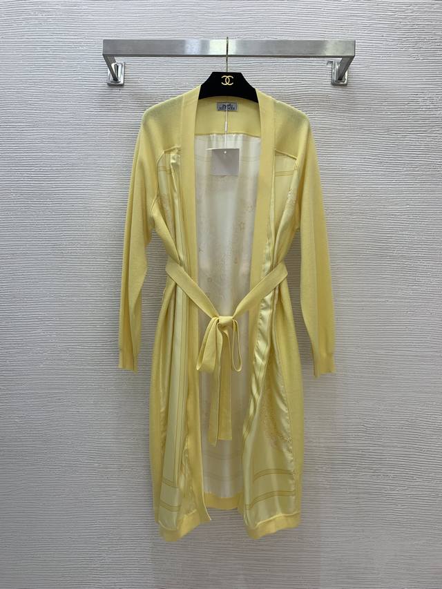 Hermè*新款 高端定制面料19姆米100%真丝斜纹绸拼接羊毛天丝混纺针织面料、时尚花卉图案印花无扣门襟披肩式开衫居家风长袖束腰中长款连衣裙配有腰带！黄色、绿