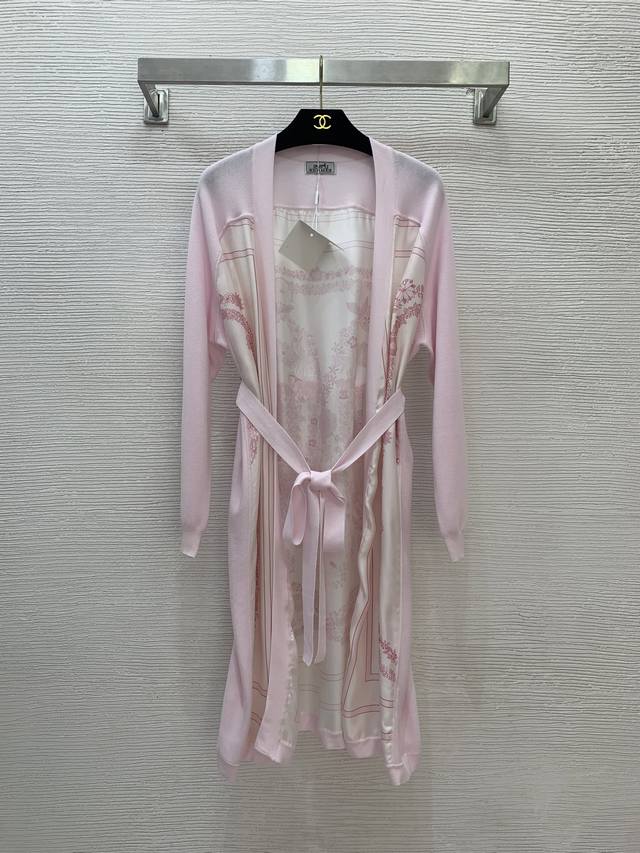 Hermè*新款 高端定制面料19姆米100%真丝斜纹绸拼接羊毛天丝混纺针织面料、时尚花卉图案印花无扣门襟披肩式开衫居家风长袖束腰中长款连衣裙配有腰带！黄色、绿