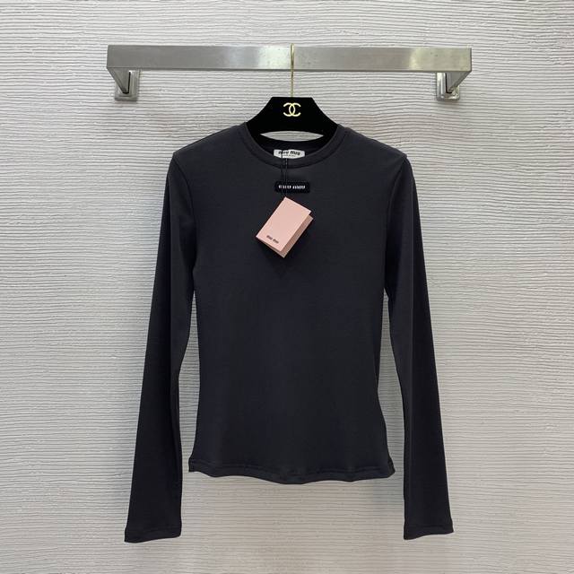 Miumi*缪家新款 高端定制螺纹棉面料、胸前字母小标志装饰时尚百搭圆领长袖弹力打底衫上衣！白色、深灰、黑色、 M码：肩宽36，胸围70，袖长59，衣长55