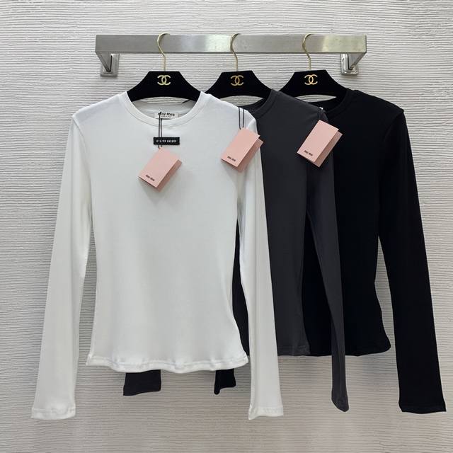 Miumi*缪家新款 高端定制螺纹棉面料、胸前字母小标志装饰时尚百搭圆领长袖弹力打底衫上衣！白色、深灰、黑色、 M码：肩宽36，胸围70，袖长59，衣长55