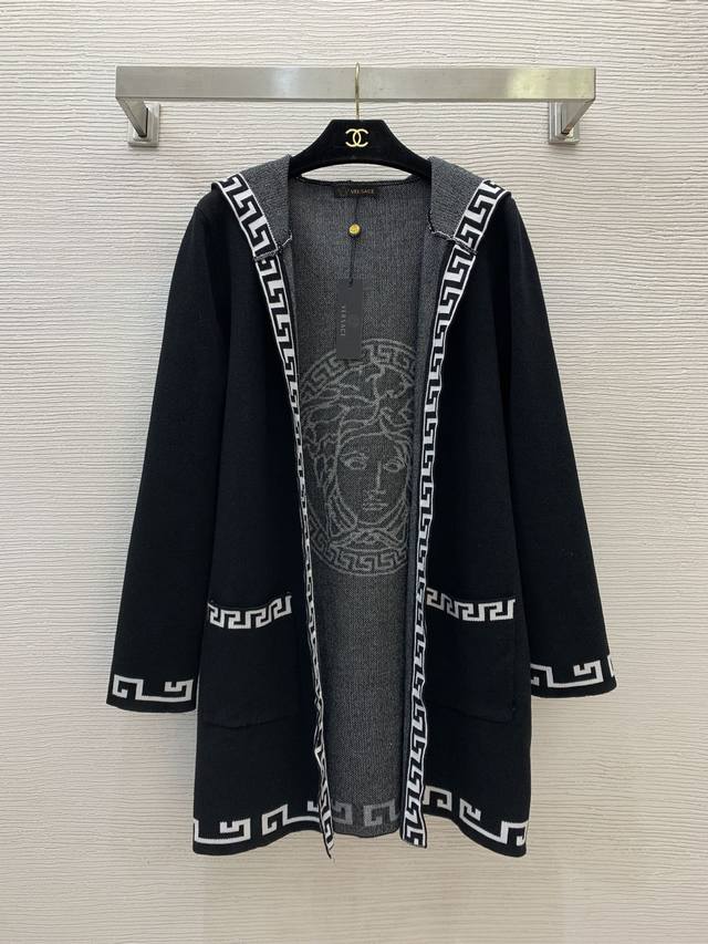 Versac*新款 经典美杜莎圆头像时尚宽松连帽针织开衫中长款外套！黑色、棕色、灰白色、 M码：胸围108，袖长62，衣长83