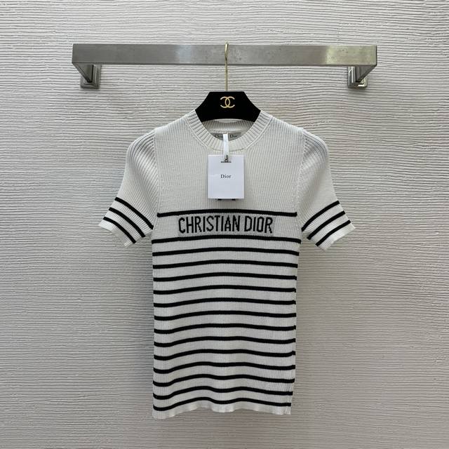 Dio*新款 D家经典五角星横幅字母Logo修身显瘦高弹力条纹针织衫短袖上衣！黑色，白色，36.38.40 38码：胸围62，袖长22，衣长54 面料弹力大尺寸