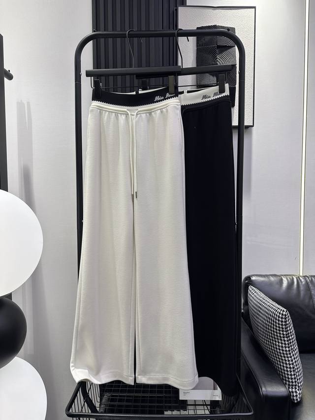 Miumiu-新款 重工左腰字母阔腿裤 羊绒面料 窄版高腰裤型 上身版型绝了 超级显瘦 两色 Smlxl