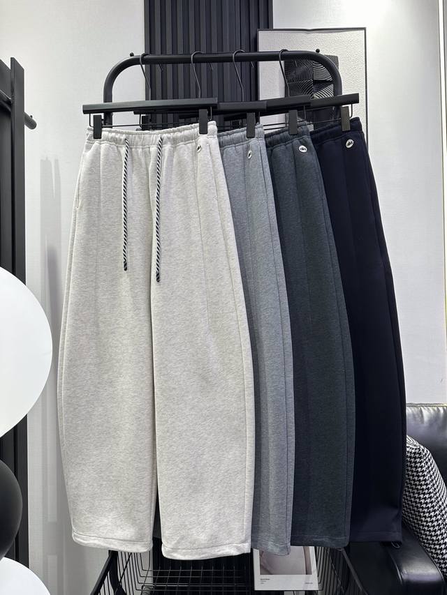 Qoy-新款 高腰花绑带休闲裤 左前字母圆牌设计 面料柔软舒适 裤脚内带抽绳 版型包容性强 驾驭任何腿型 四色 Smlxl