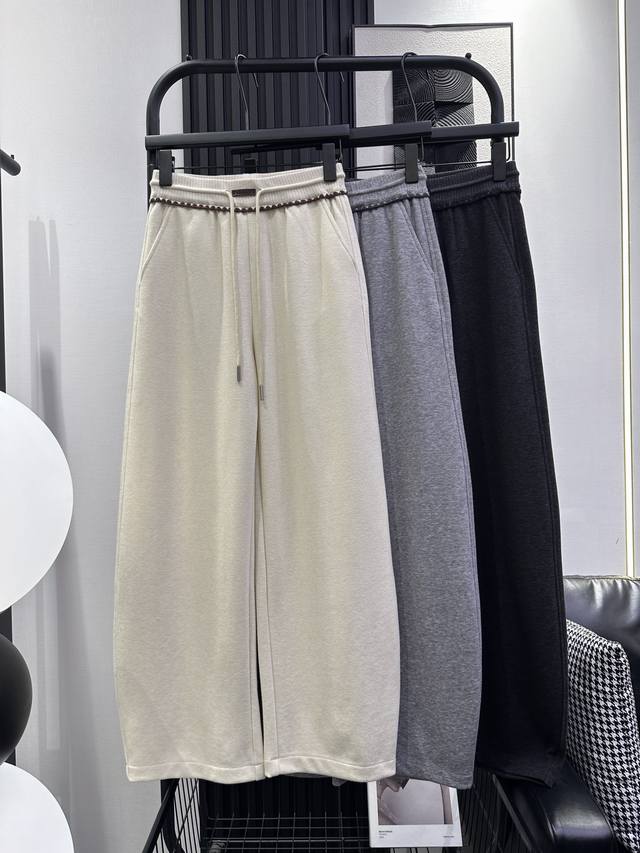 Miumiu-新款腰边三角勾花弯刀裤 面料柔软舒适 微宽松版型 上身显瘦颜色也好看 高级感满满 三色 Smlxl