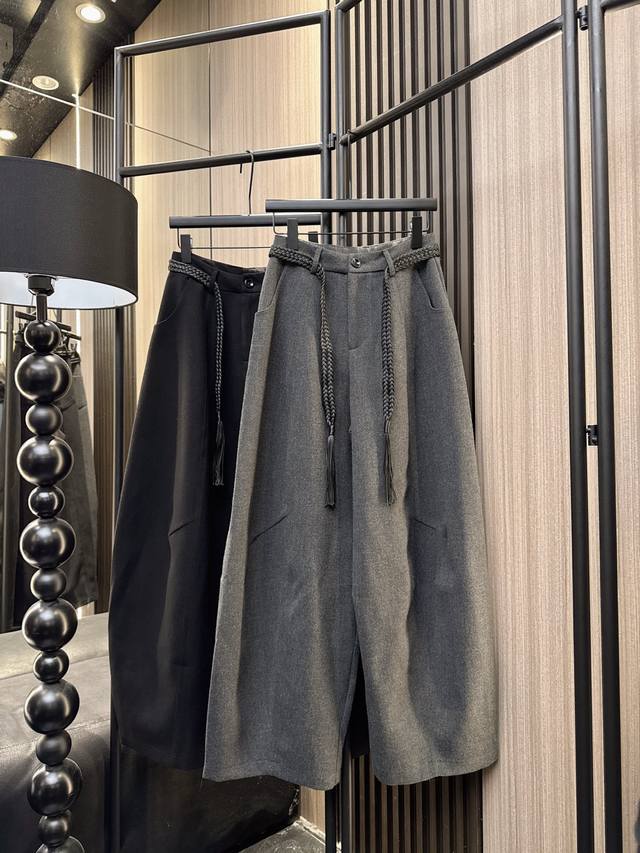 玛吉拉 2025秋冬新款 冬日百搭神器 玛吉拉流苏编织腰带弯刀裤重磅上新！精选30%羊毛70%精梳棉混纺面料，柔软亲肤又保暖。特色流苏编织绳腰带设计，慵懒与精致