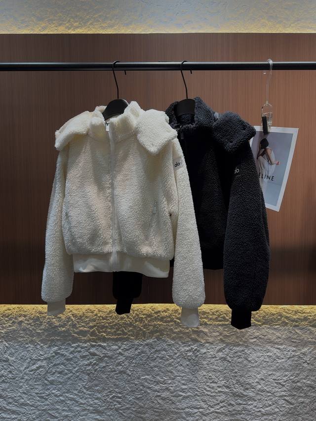 Aio 2025秋冬新款摇粒绒羊羔毛短款外套。经典配色，米白纯净温柔，黑色酷飒吸睛。精选柔软羊羔毛面料，触感细腻蓬松，保暖性拉满。大翻领设计增添复古韵味，拉链开