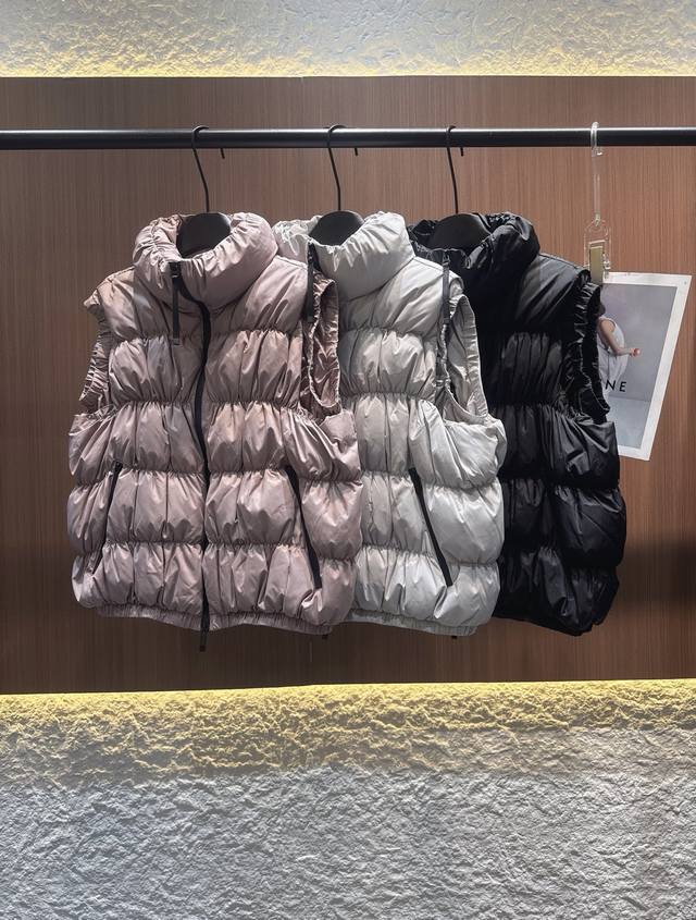 Enfold 2025秋冬新款90羽绒立领拉链马甲。90高绒填充，蓬松锁温，给予冬日贴心暖意。柔和裸粉色调，自带高级质感，立领设计利落有型，无袖版型兼具时尚与实