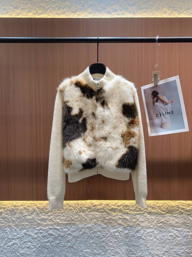 Celine 2025秋冬新款 30羊毛拼接皮草外套，秋冬吸睛奢华单品 质感高级且保暖性佳。立领拉链设计利落有型，棕白黑撞色皮草图案极具个性，羊毛针织袖与下摆柔