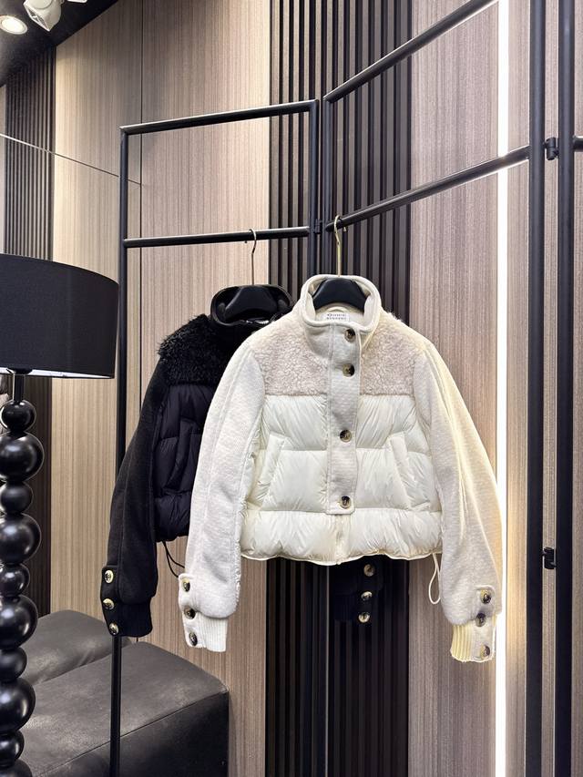 玛吉拉 2025秋冬新款 冬季热销 玛吉拉90国标白鸭绒外套！半开纽扣设计可调节下摆抽绳，立领拉链防风更保暖。百搭不挑身材，高品质面料轻盈蓬松，零下10℃无压力