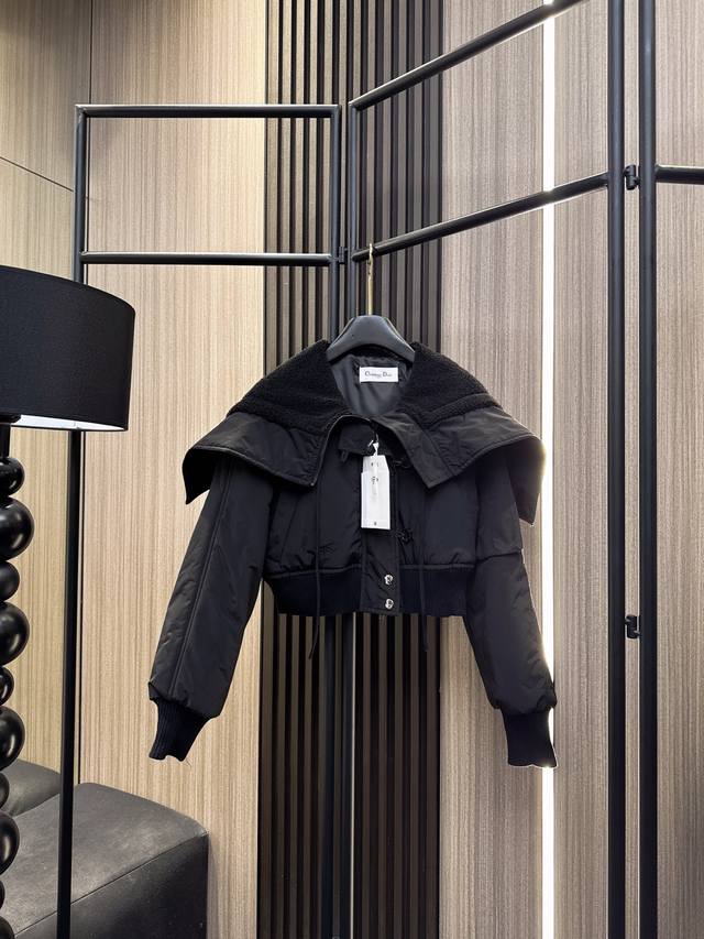 Dior 2025秋冬新款 温暖整个冬季！毛绒大翻领连帽短款外套惊艳上新！精选优质面料，柔软触感带来极致舒适体验。时髦大翻领设计，优雅中带点俏皮，完美修饰颈部线