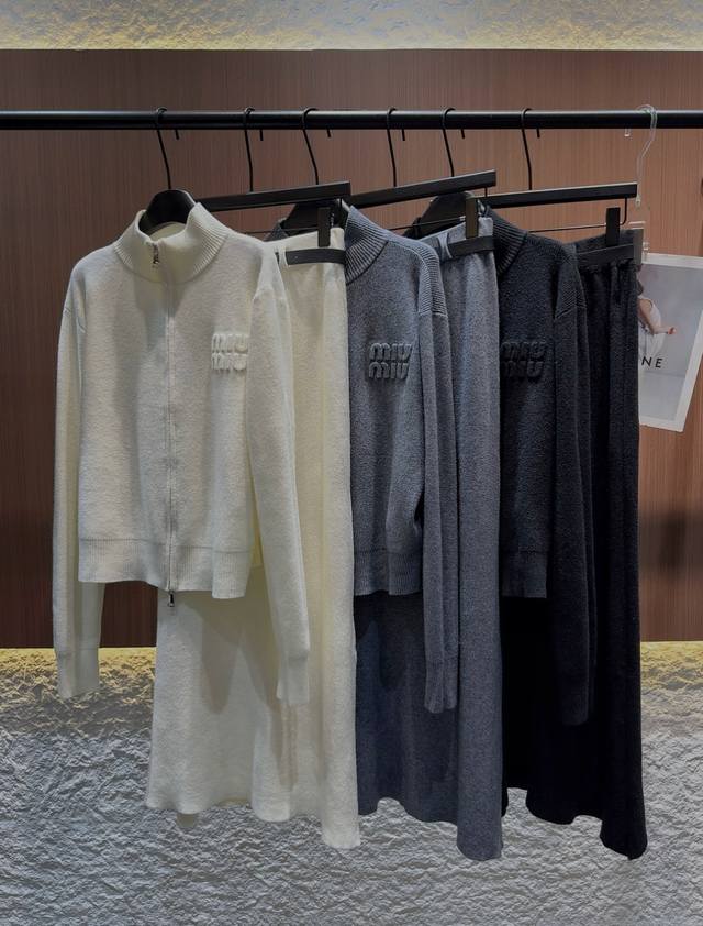 Miumiu 秋冬新款羊毛针织套装，秋冬优质羊毛面料，柔软亲肤且保暖性佳。三款配色各具风格，米白温柔、灰调雅致、黑色高级。套装采用半高领拉链开衫搭配长款半身裙的