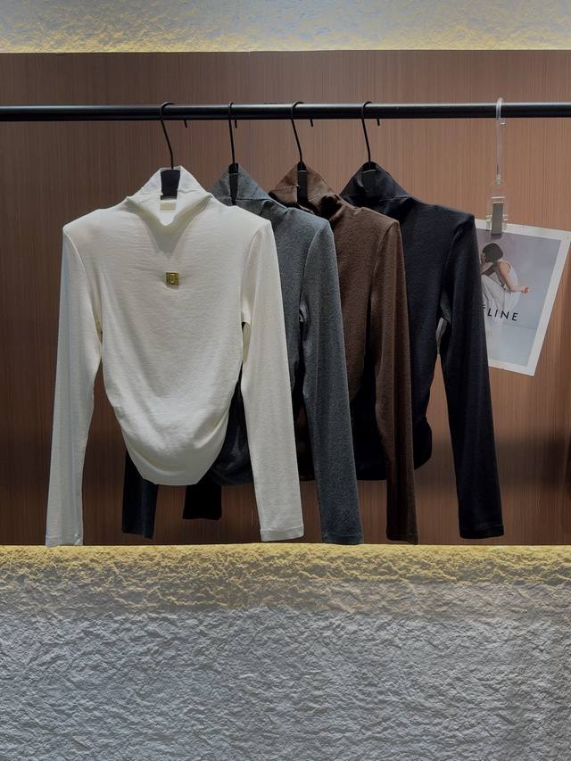 夏帕瑞丽 2025秋冬新款美丽诺褶皱修身打底衫 优质棉面料，柔软亲肤，透气舒适。四色可选，米白纯净、灰调雅致、棕褐复古、黑色经典。高领设计保暖护颈，修身版型勾勒