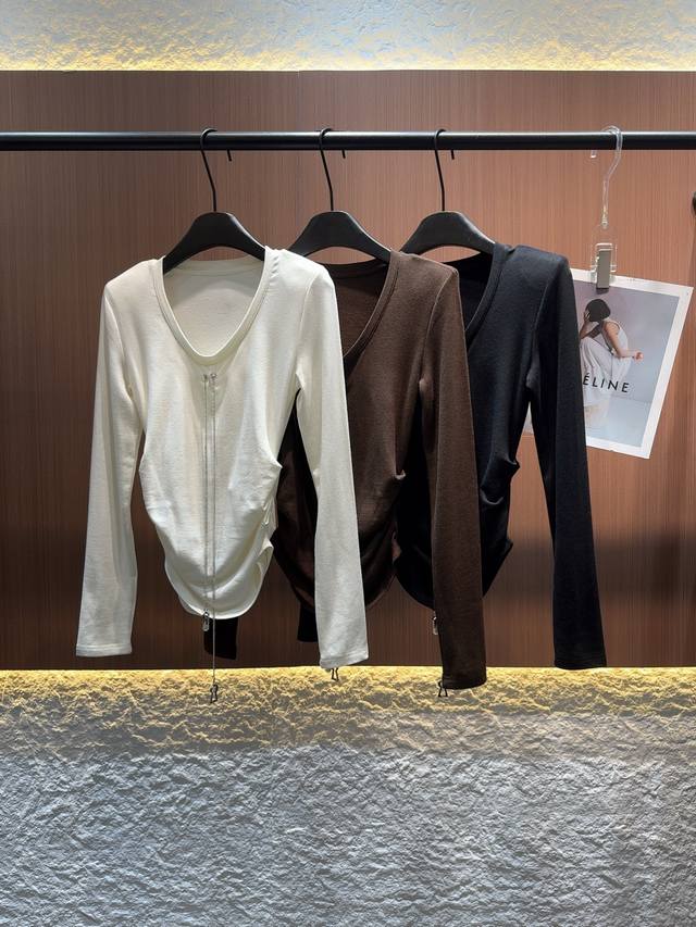 夏帕瑞丽 2025秋冬新款美丽诺羊绒打褶U领带链条打底衫。精选棉质面料，柔软亲肤且透气。复古棕色调高级百搭，深V领设计勾勒颈部线条，个性拉链贯穿衣身，增添前卫感