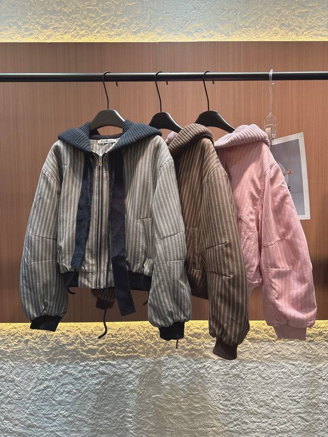 Acne 2025秋冬新款 短款连帽外套，设计充满巧思。三款风格各异，灰条纹款撞色针织帽绳，复古又潮酷；棕条纹款低调雅致；粉条纹款甜美吸睛。连帽设计搭配拉链开合