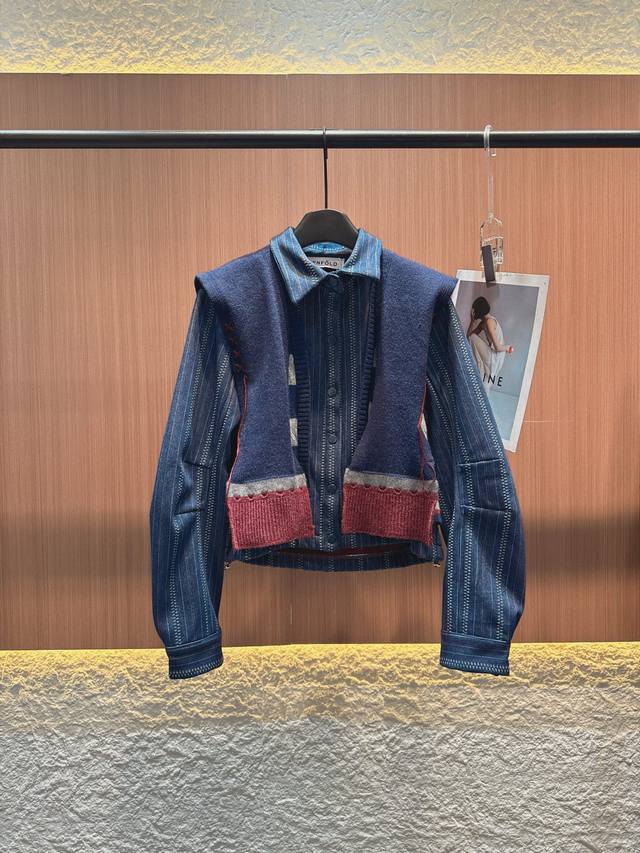 Enfold 2025秋冬新款 叠穿风外套，设计极具巧思。内搭是蓝底白纹的牛仔风衬衫，单排扣利落有型；外搭针织披肩，深蓝主调拼接红灰细节，撞色吸睛且质感细腻。整