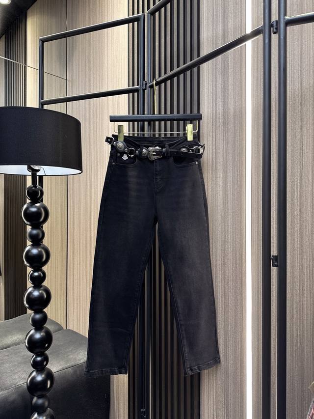 Qoy 2025秋冬新款 Qoy重工皮带小脚牛仔裤 爆款来袭！精选优质面料，柔软舒适不紧绷。重工皮带设计，彰显个性与时尚。修身小脚版型，完美勾勒腿部线条，显瘦显