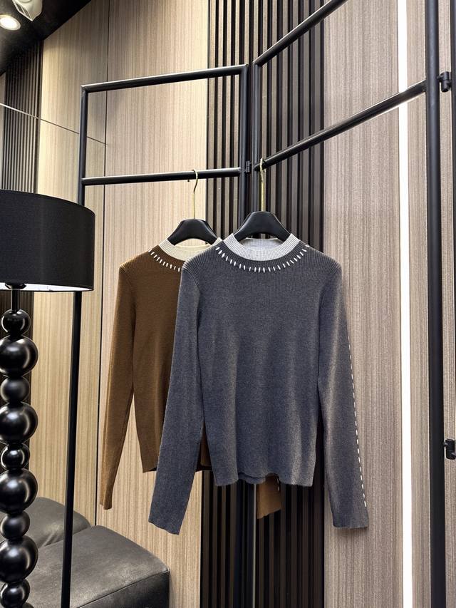 玛吉拉 2025秋冬新款 70%羊毛30%棉』玛吉拉高级质感明线双层圆领打底衫，细腻亲肤保暖不扎身。精致明线缝合工艺勾勒立体轮廓，双层圆领设计修饰颈部线条。修身