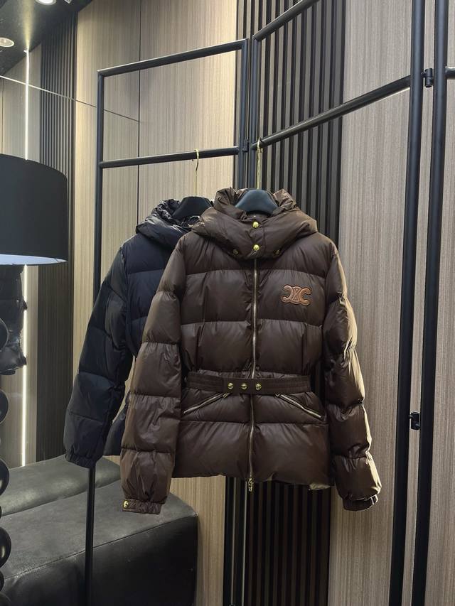 Cellne Celine90羽绒 温暖过冬必备！这款松紧腰带连帽外套采用优质填充羽绒，保暖不臃肿。松紧收腰设计凸显女性曲线，搭配连帽防风细节，实用又时尚。中低