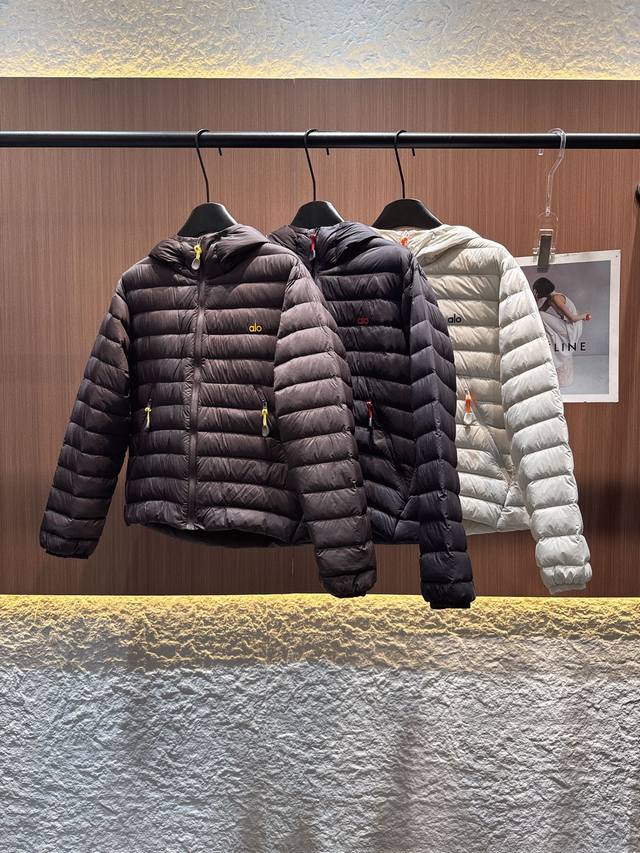 Aio 2025秋冬新款轻量连帽羽绒服 填充90%高绒羽绒，轻盈保暖无负担。浅灰主调简约大气，连帽设计增添随性感。橙色拉链点缀亮眼吸睛，双向口袋实用贴心。绗缝工