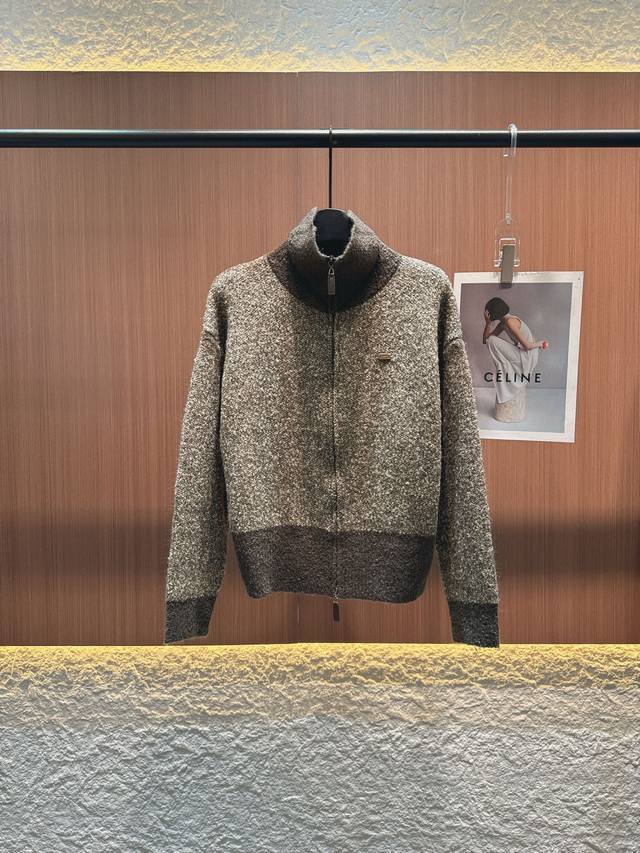 Mm6 2025秋冬新款 奢感羊绒开衫，解锁秋冬高级穿搭 精选20%羊绒混纺80%优质羊毛材质，柔糯保暖又自带肌理感。高领双拉链设计，利落又显气场，撞色拼接细节