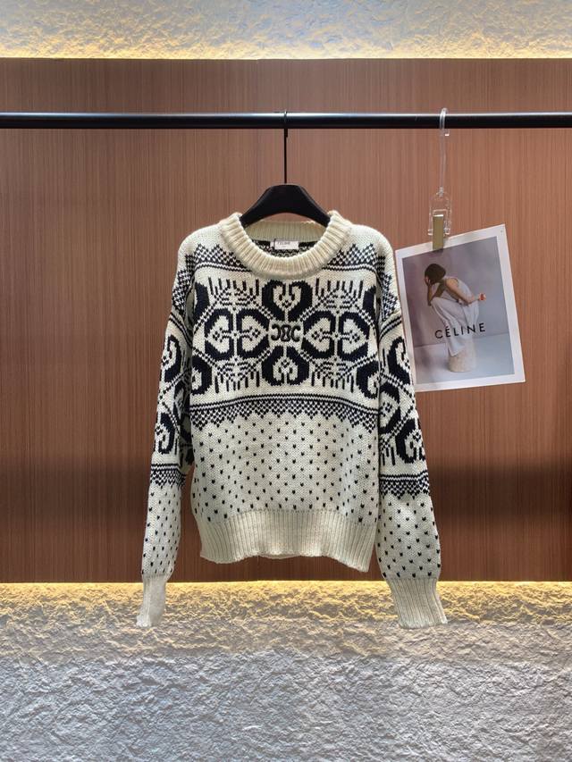 Celine 2025秋冬新款 30羊毛提花毛衣，复古与时尚的秋冬碰撞 柔软亲肤且具质感。圆领设计简约大气，黑白提花图案充满复古风情，独特花纹与品牌徽标细节尽显