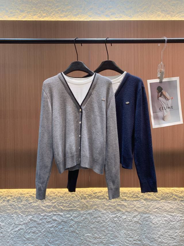 Acne 2025秋冬新款 羊毛假两件开衫 30%羊毛混纺，质感细腻又亲肤。灰、藏蓝两色可选，V领撞色边设计简约干练，单排扣开合方便实用。假两件拼接白T，层次分