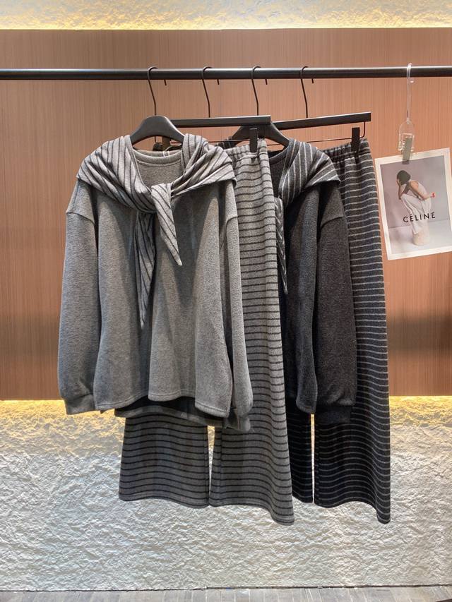 玛吉拉 2025秋冬新款 羊绒休闲套装 柔软亲肤又保暖。两套分别为浅灰、深灰配色，上衣宽松随性，搭配条纹披肩增添层次感，下装是条纹阔腿裤，垂坠显腿长。整体风格简