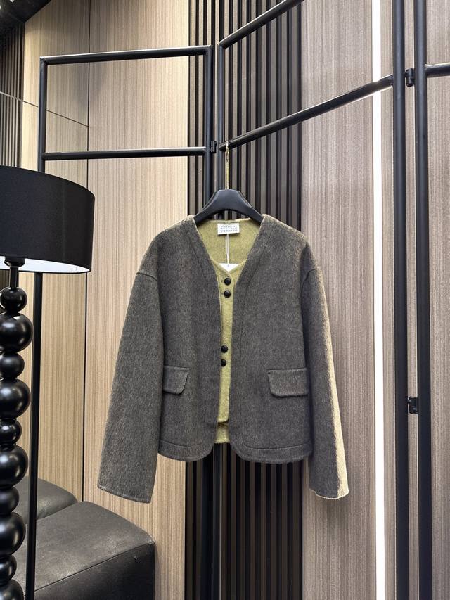 玛吉拉 2025秋冬新款 高品质双面羊绒小V领外套，采用撞色拼接假两件设计，更显层次感。精选优质面料，柔软亲肤又保暖，简约时尚的版型轻松驾驭多种场合，冬日衣橱必