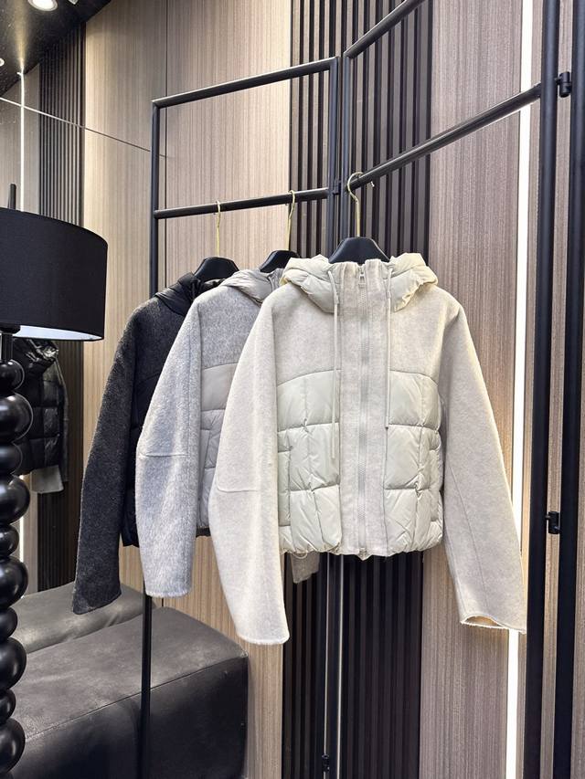 玛吉拉 2025秋冬新款 高端品质，温暖加倍！精选90国标白鸭绒填充，双面羊绒拼接工艺，立领连帽抽绳设计防风保暖。轻奢百搭款，冬日御寒必备，职场休闲两相宜！三个