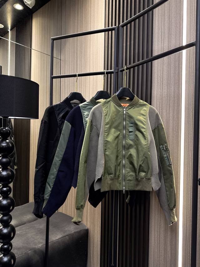 Sacai 2025秋冬新款 撞色拼接假两件外套来袭！前卫的不规则剪裁搭配侧面&后开衩设计，精选透气肌理面料，廓形兼顾慵懒与利落，专为追求个性穿搭的市场打造。轻