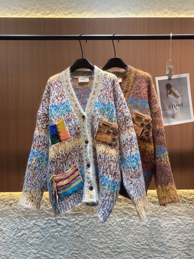 伊莎贝尔 2025秋冬新款 70%羊绒混30%马海毛，蓬松软糯又保暖。两款撞色提花满是艺术感，V领单排扣设计简约大气。衣身点缀彩色补丁、皮质口袋与迷你针织包等小