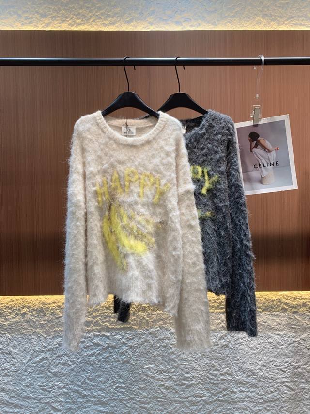 Qoy 2025秋冬新款 70%羊绒混30%马海毛,蓬松柔糯触感绝绝子!米白、灰两色可选,圆领设计简约大气,正面“Happy”字母香蕉图案刺绣鲜活吸睛。宽松版型 Qoy 2025秋冬新款 70%羊绒混30%马海毛,蓬松柔糯触感绝绝子!米白、灰两色可选,圆领设计简约大气,正面“Happy”字母香蕉图案刺绣鲜活吸睛。宽松版型